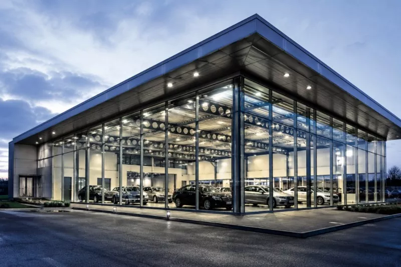 Ngano nga ang Large-Span nga Disenyo ang Kinauyokan nga Bentaha sa Steel Frame Car Showroom Construction?