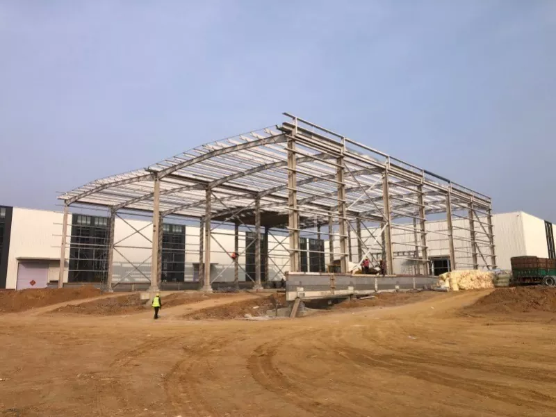 Usa ka building sa steel nga warehouse sa salog